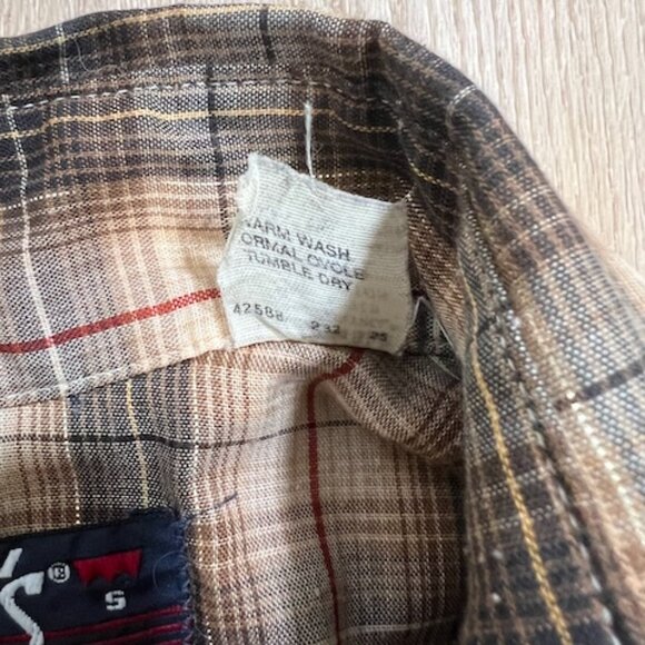 Vintage Levi’s Plaid Button Up - Picture 4 of 9